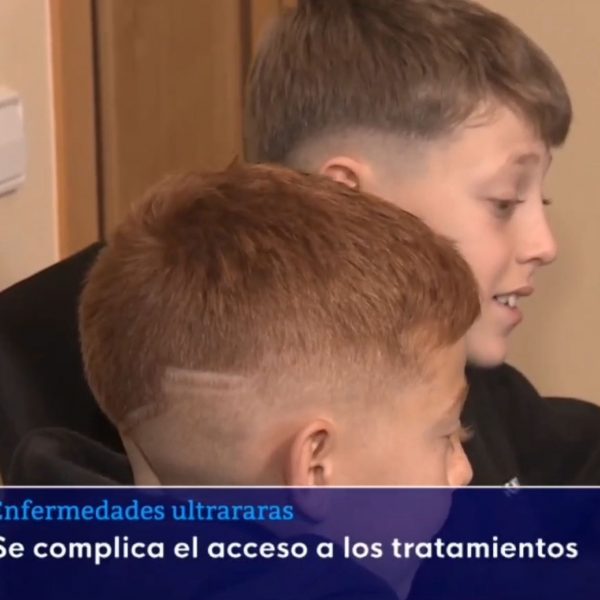 Dos niños jugando a las cartas