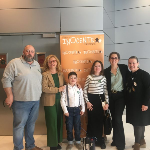 Familia ASMD recogiendo ayuda a terpaias de la Fundacion Inocente