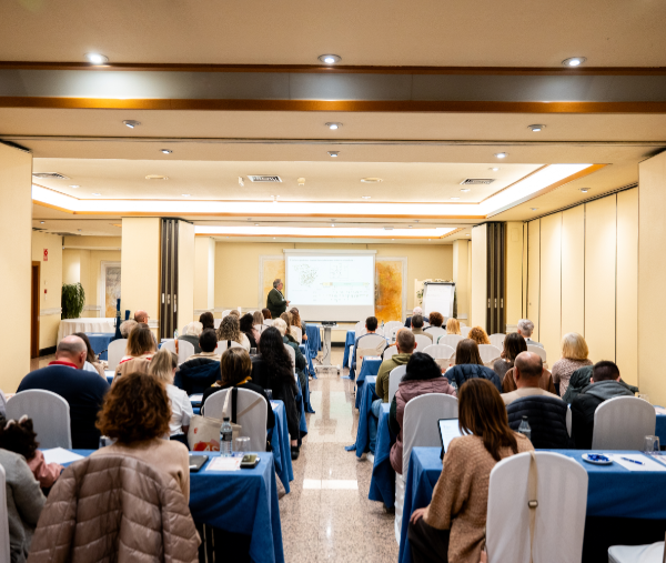 Sala de reuniones con lo asistentes al 4 Encuentro ASMD España en el hotel los Arcos de Segovia
