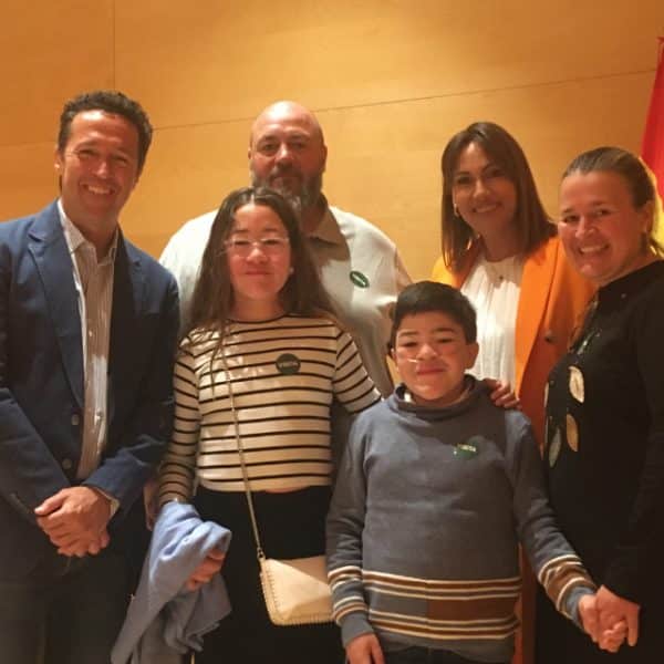 Grupo de personas posan para una foto des pues de recoger la ayudas de Fundación Inocente