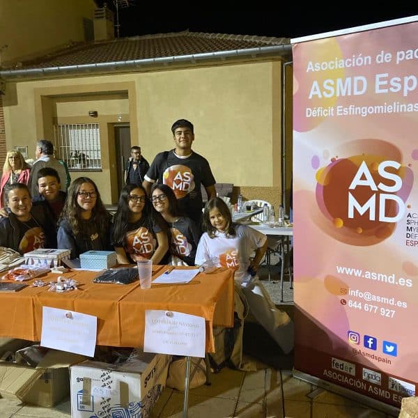 Cena solidaria Monterrubio. Mesa de inscripciones y venta solidaria.