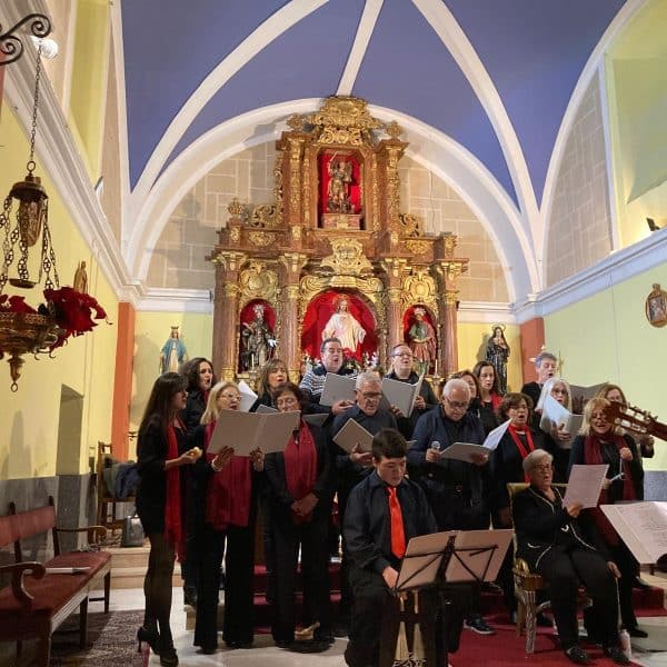 Coro y musicos cantando y tocando villancicos en la iglesia