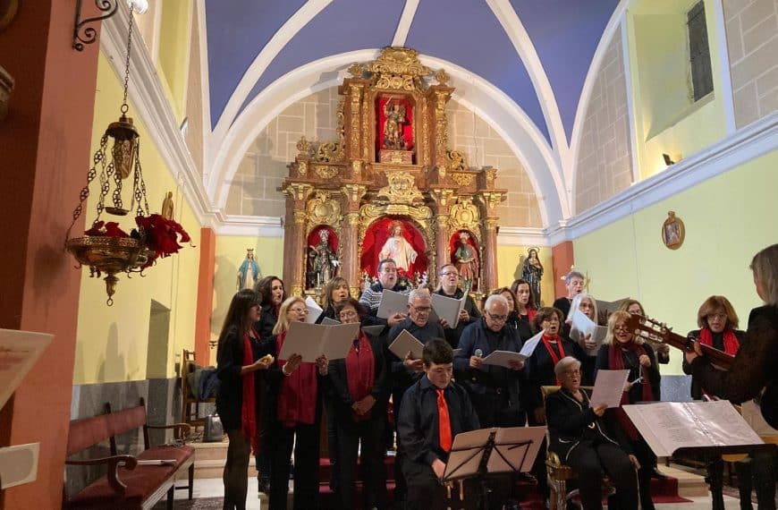 Coro y musicos cantando y tocando villancicos en la iglesia