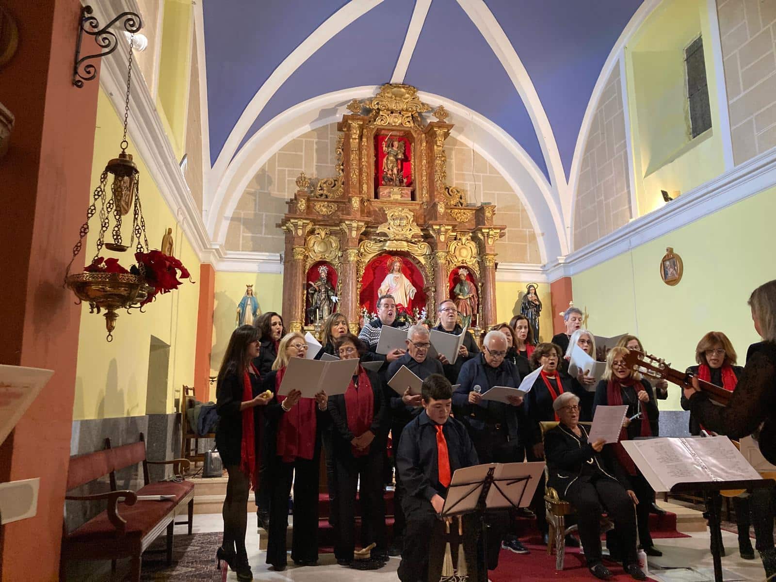 Coro y musicos cantando y tocando villancicos en la iglesia