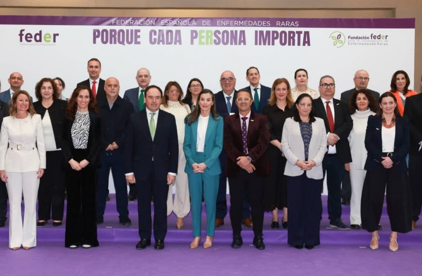 Junta directiva de FEDER junto autoridades y Reina Letizia en el Día Mundial Enfermedades Raras 2026